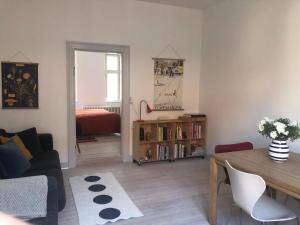 uma sala de estar com uma mesa e um sofá em Lejlighed i hjertet af Ribe em Ribe