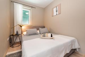 Posteľ alebo postele v izbe v ubytovaní Apartment Cami -Stylish apartment with a beautiful seaview