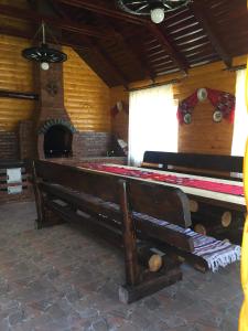 Biliár nebo kulečník v ubytování Cabana Popasul Vânătorului