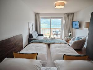 um quarto com uma cama grande e uma sala de estar em SEE Moment Appartements ADULTS ONLY em St. Wolfgang