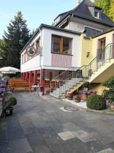 un edificio con un banco delante de él en Hotel Landgasthof Frankenstern en Gößweinstein