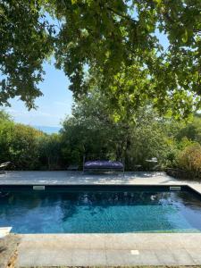 una piscina con una mesa y una silla en un patio en casa intera giardino e piscina, en Tuoro sul Trasimeno