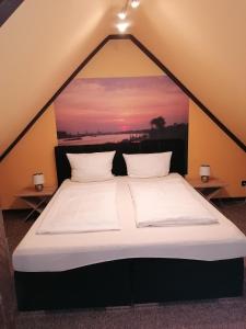 ein Schlafzimmer mit einem großen Bett in einem Zelt in der Unterkunft Pension Riverside in Leverkusen Hitdorf am Rhein - Zentral an der A1 und 59 in Leverkusen