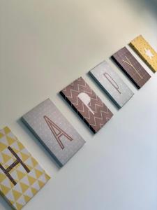 un grupo de cuatro tarjetas con diferentes diseños en ellas en Heidequartier, en Bispingen