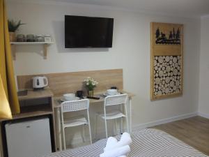 Televízia a/alebo spoločenská miestnosť v ubytovaní Apartamenty Milka