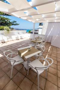 un patio con tavoli e sedie sul tetto di Don Carlo Tropea a Tropea