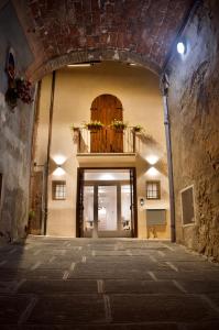 an entrance to a building with a door and a balcony at Hotel Boutique Castiglione del Lago in Castiglione del Lago