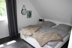 um quarto com 2 camas individuais e um espelho em Haus Bootsmann em Krummhörn