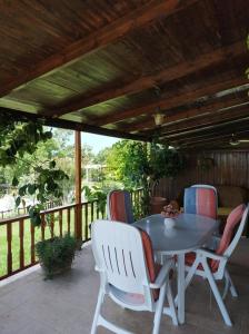 En balkon eller terrasse på Ivonnis Garden