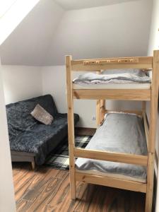 2 łóżka piętrowe i łóżko w pokoju w obiekcie Bernat w mieście Puławy