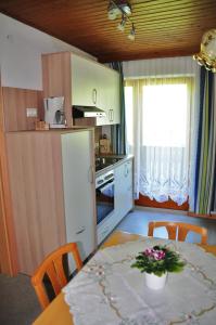 A kitchen or kitchenette at Ferienwohnung Haus König