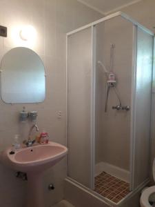 A bathroom at Beatrix Üdülőház