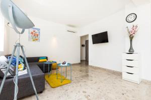 TV a/nebo společenská místnost v ubytování Apartment Apsyrtides