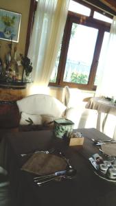 sala de estar con mesa, sofá y ventana en La Cabana Cinque Terre Monterosso en Monterosso al Mare