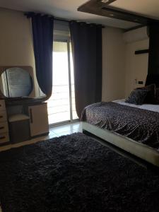 Postel nebo postele na pokoji v ubytování Fnideq Seaside Apartment