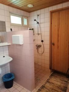 Vonios kambarys apgyvendinimo įstaigoje Kuusamon Keitaan Helmi