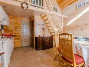 a room with a kitchen and a table in a cabin at Zielona Dolina Rusinowo in Rusinowo