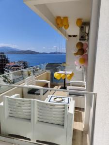 een balkon met een tafel en stoelen op een jacht bij Saranda Terrace Apt. Rooms in Sarandë