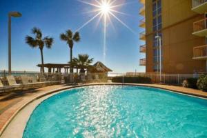 una gran piscina frente a un edificio en Beach Front 18th Flr, Best Ocean View, New Upgrades, en Destin