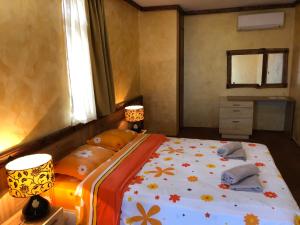 Giường trong phòng chung tại Pamporovo Villa