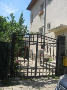 una puerta de hierro negro delante de una casa en Кристи en Shumen