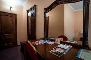 un tavolo in legno con specchio e un tavolo con riviste di Valencia Fit&Sport a Krasnodar