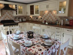 uma cozinha com uma mesa com uma toalha de mesa em Crescent Corner, Inverness em Inverness