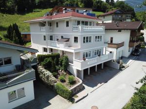 an aerial view of a white house at Apart La Vita in Hainzenberg