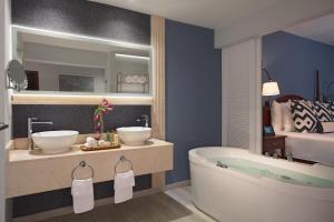 Vonios kambarys apgyvendinimo įstaigoje Secrets St James Adults Only - All Inclusive
