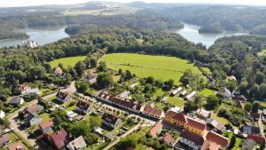 una vista aérea de una pequeña ciudad junto a un río en Chaty U Cvrků en Orlík