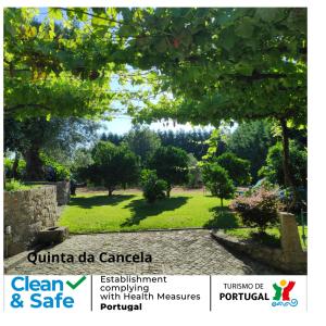 een brochure voor een tuin met uitzicht op een park bij Casas da Quinta da Cancela in Balugães