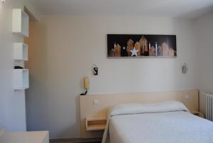 Postel nebo postele na pokoji v ubytování Hôtel Acropolis - Lourdes