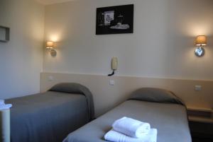 Postel nebo postele na pokoji v ubytování Hôtel Acropolis - Lourdes