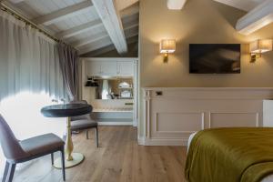 A television and/or entertainment centre at Boutique Hotel Villa Zoppi - Adults only
