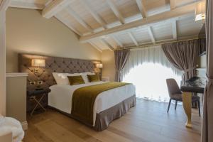 A bed or beds in a room at Boutique Hotel Villa Zoppi - Adults only