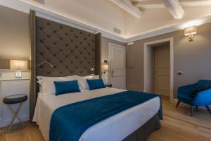A bed or beds in a room at Boutique Hotel Villa Zoppi - Adults only