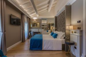 A bed or beds in a room at Boutique Hotel Villa Zoppi - Adults only