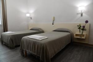 Postel nebo postele na pokoji v ubytování Hôtel Acropolis - Lourdes