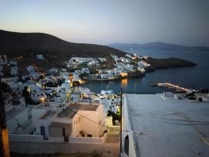 - une vue sur une ville avec des bâtiments blancs et un port dans l'établissement Θέαστρον - Theastron house with great view in Chora, à Pera Gyalos