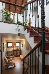 eine Treppe in einem Haus mit einem Wohnzimmer in der Unterkunft Hotel Rural Porrua in Porrúa