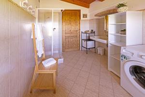 a bathroom with a shower and a washing machine at Agriturismo Corte Albarel in Castelnuovo del Garda