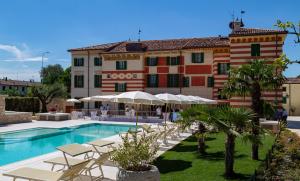 The swimming pool at or close to Boutique Hotel Villa Zoppi - Adults only