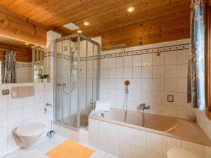 ヴェステンドルフにあるChalet Berta Appartementのバスルーム(バスタブ、トイレ、シャワー付)