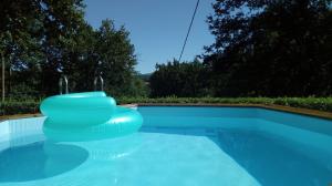 a blue swimming pool with a blue at la fenass in Noailhac