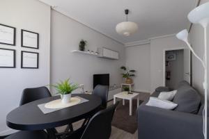 a living room with a table and a couch at Apartamento el centro in Logroño