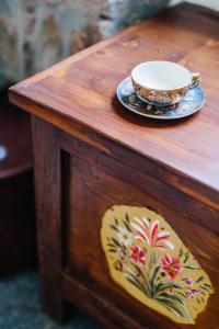 um copo e um pires numa mesa de madeira em Borgo Lu Puleu em Perfugas