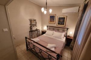 A bed or beds in a room at Villa Aliki