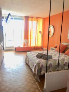 - une chambre avec un lit et une grande fenêtre dans l'établissement Studio Naturiste PaulAna Héliopolis L39, au Cap d'Agde