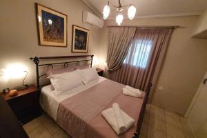 A bed or beds in a room at Villa Aliki
