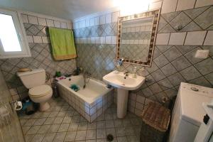 A bathroom at Villa Aliki